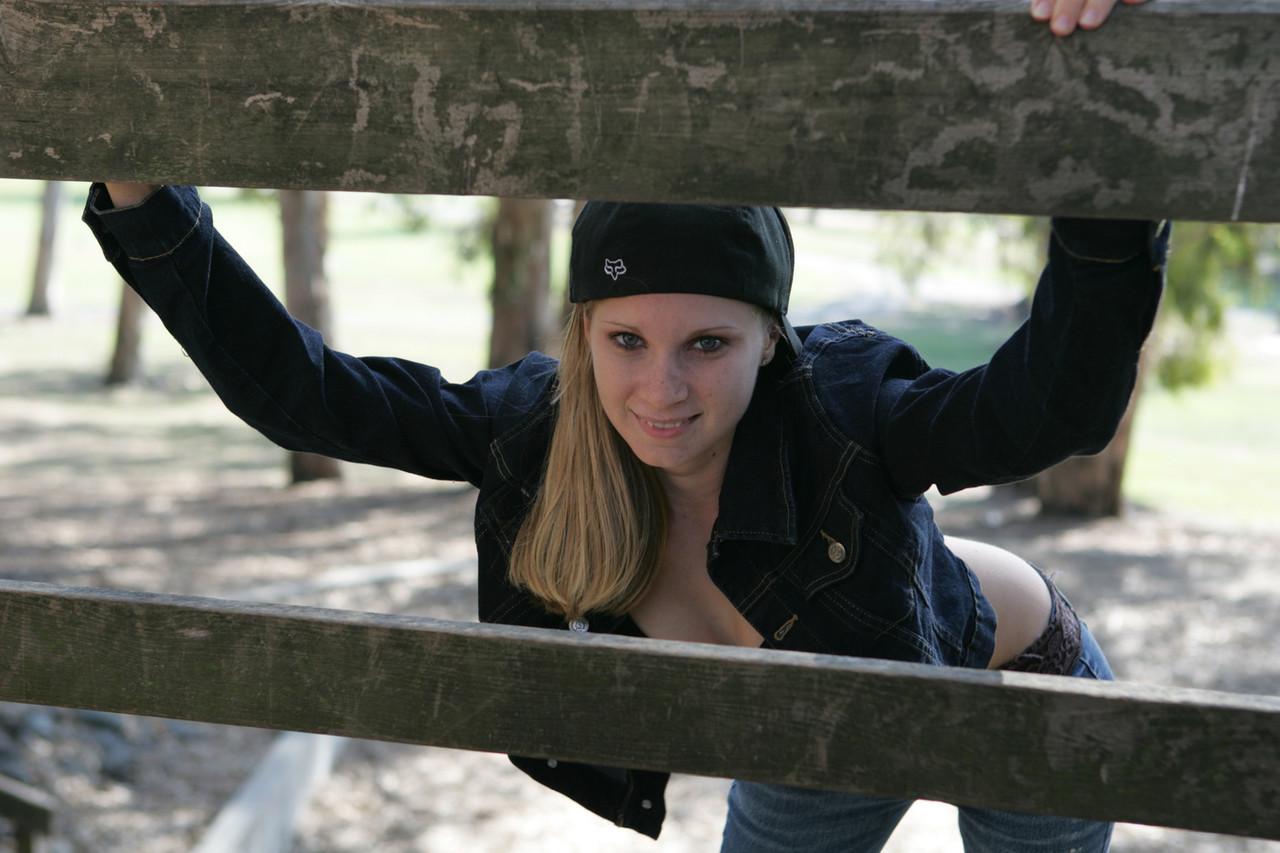 20P Wunderschönes Cowgirl in sexy Jeansoutfit zeigt draußen ihre saftigen Titten
