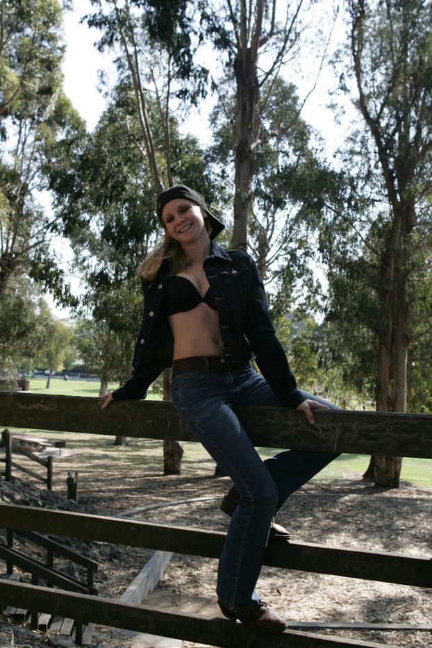 20P Wunderschönes Cowgirl in sexy Jeansoutfit zeigt draußen ihre saftigen Titten