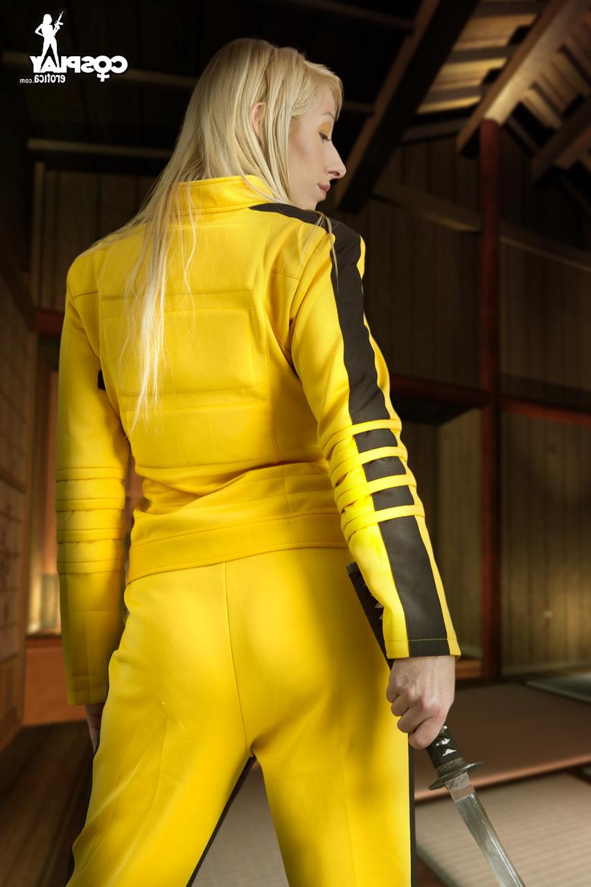 12P Loira gostosa tira a roupa de cosplay enquanto usa botas de couro preto