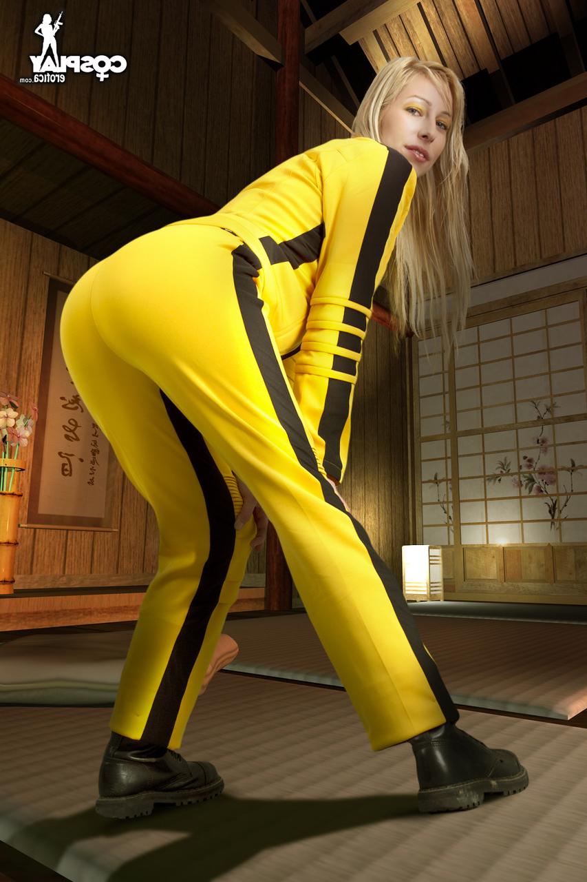 12P Loira gostosa tira a roupa de cosplay enquanto usa botas de couro preto