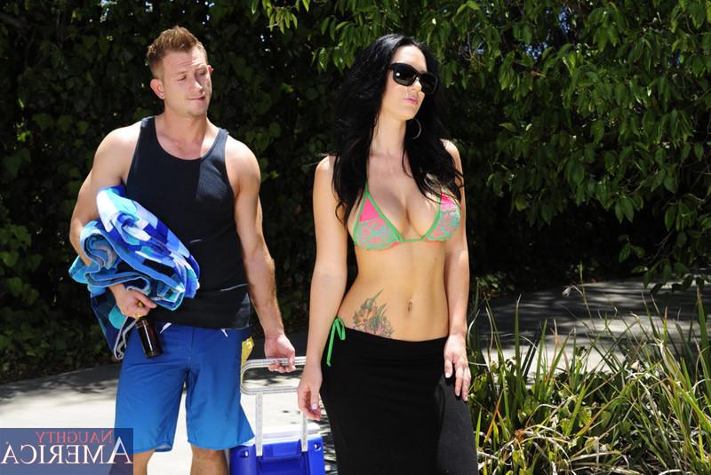 12P La puma de pelo oscuro Jayden Jaymes se folla a un joven en un jardín