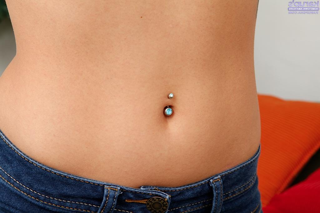 16P Smiley latina amadora se despindo, passando creme em seu corpo e expondo seu corte