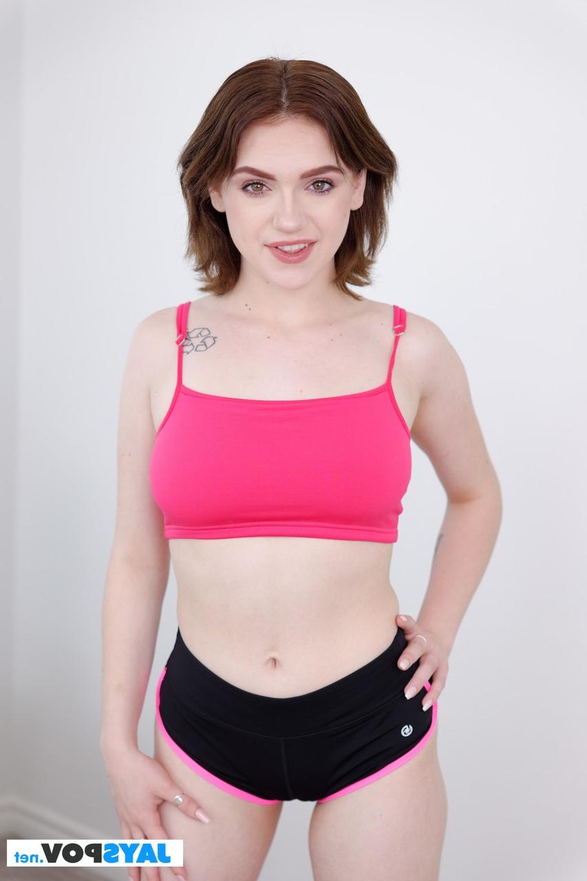 20P La morena gracie gates muestra su gran trasero en bragas y jugosas tetas