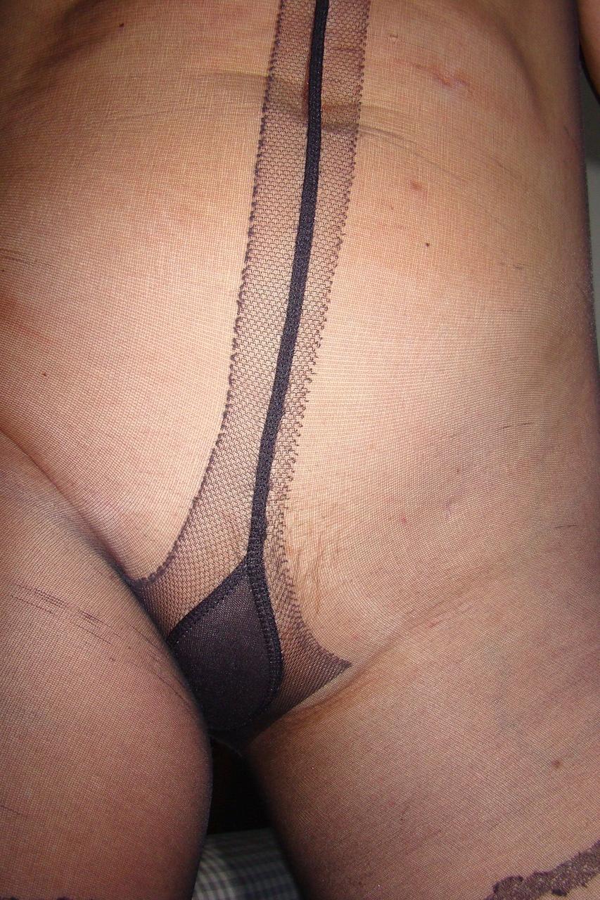 16P Happy alluring mature Deide Jones rips pantyhose to reveal butterfly pussy