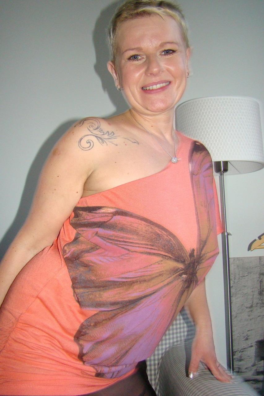 16P Happy alluring mature Deide Jones rips pantyhose to reveal butterfly pussy