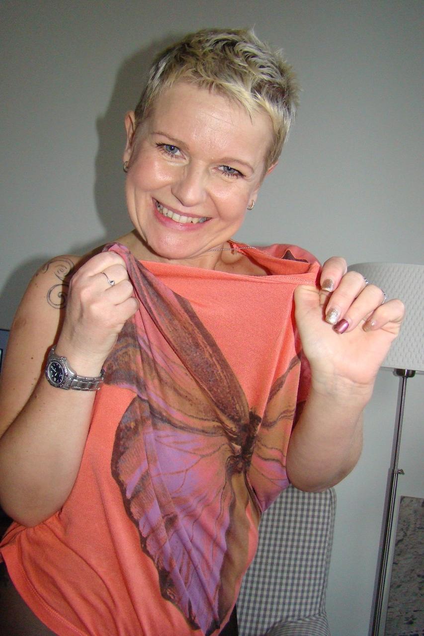 16P Happy alluring mature Deide Jones rips pantyhose to reveal butterfly pussy