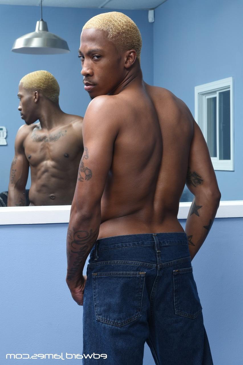 20P Tres tíos gays negros cachondos se chupan las enormes erecciones antes del sexo