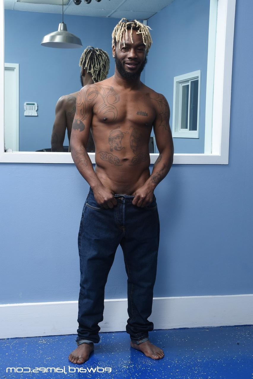 20P Tres tíos gays negros cachondos se chupan las enormes erecciones antes del sexo