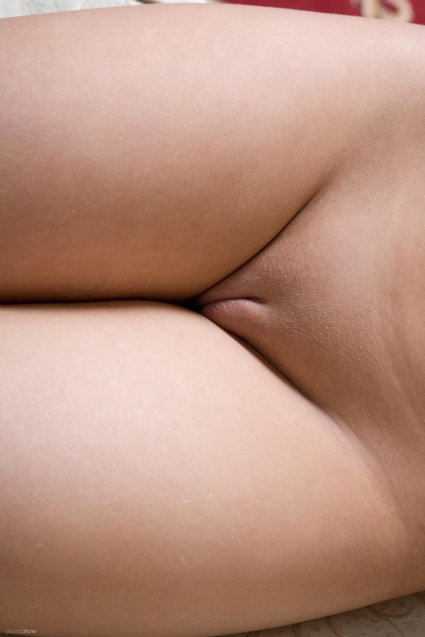 20P Rubia maravillosa con labios sexys michaela a expone sus pezones hinchados y su gran culo