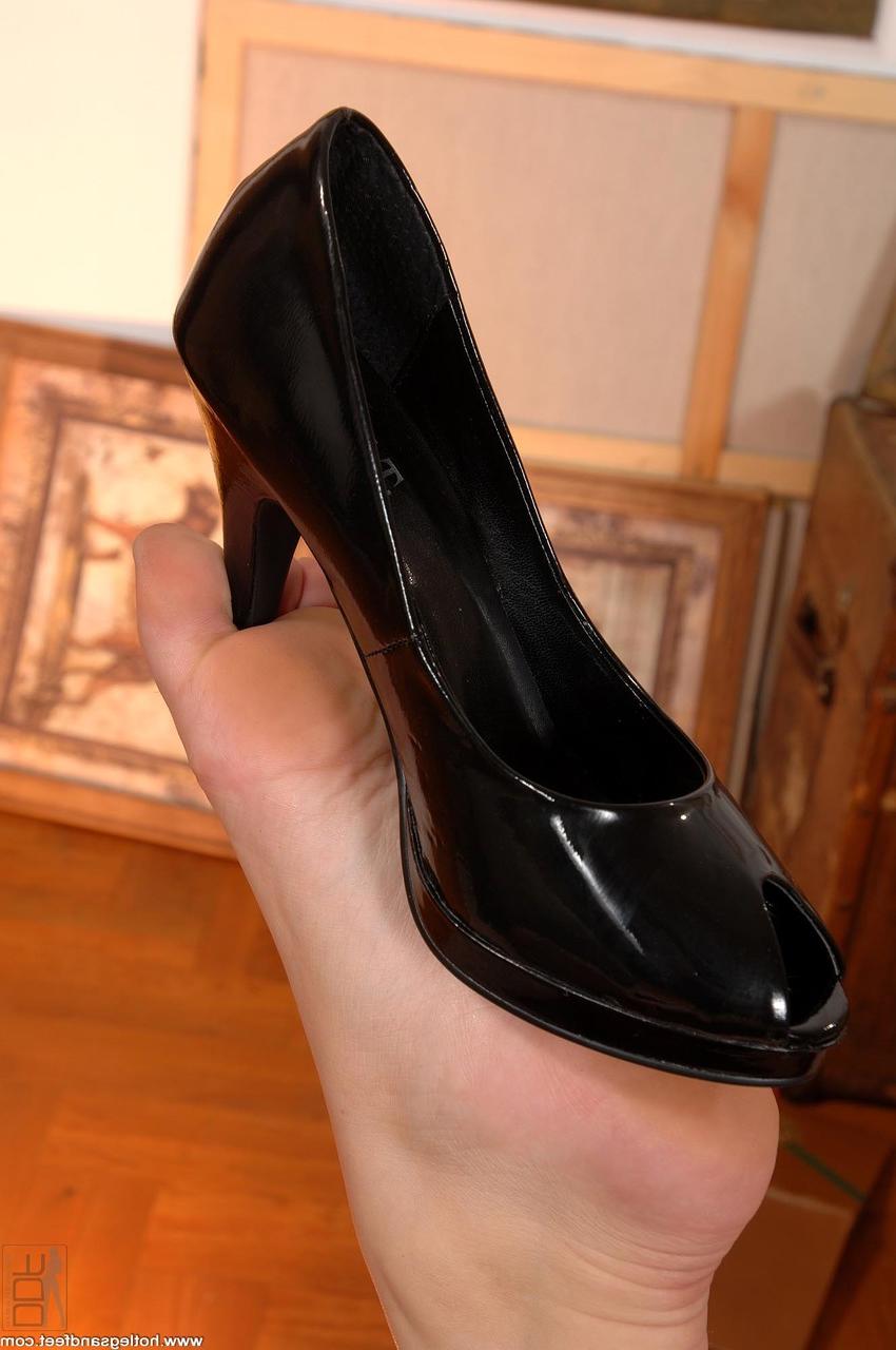 20P Das brünette Babe Caroline gibt ihrem Mann in einer heißen Fußfetischszene einen Fußjob