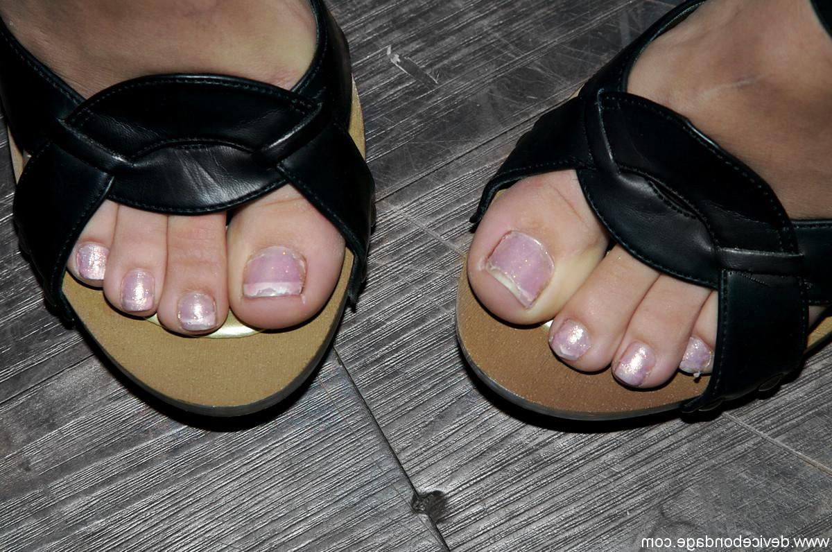 16P La petite brune Amina Sky exhibe sa culotte rose et exhibe ses pieds sexy.