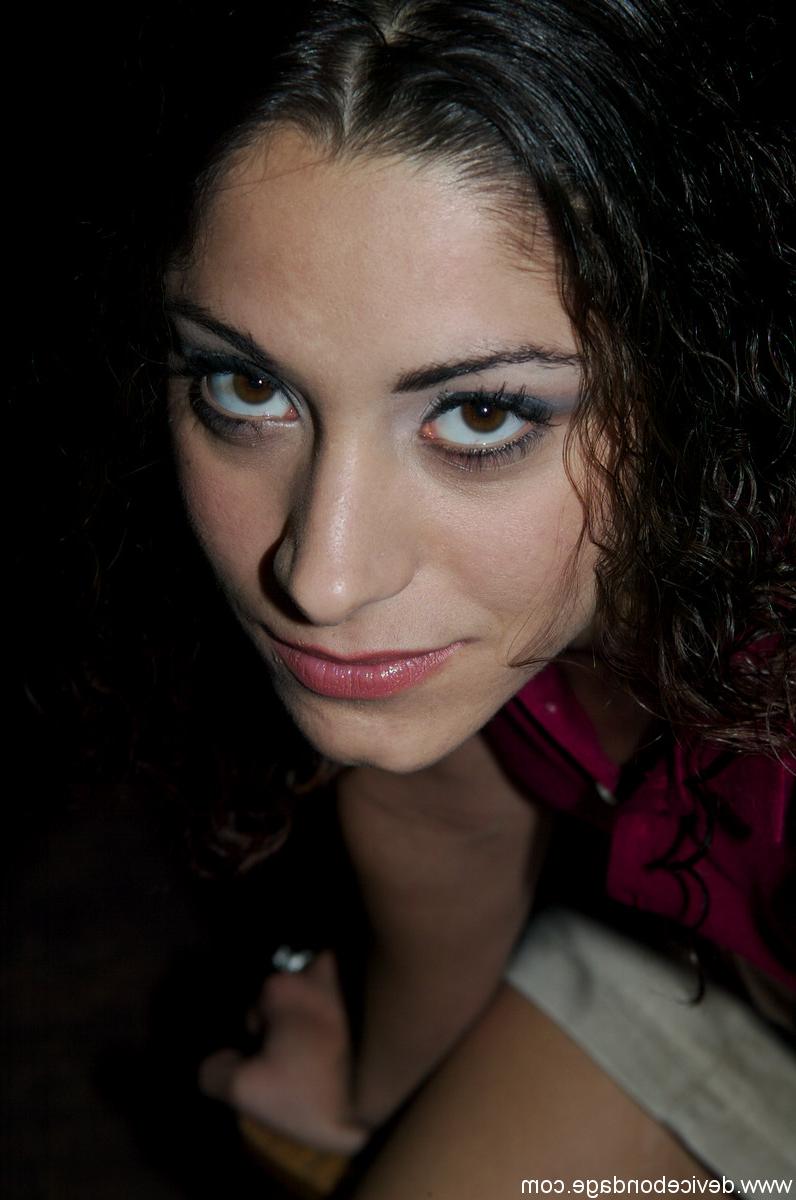 16P La petite brune Amina Sky exhibe sa culotte rose et exhibe ses pieds sexy.