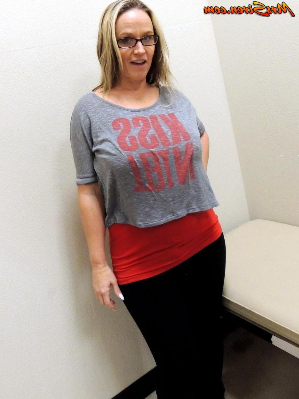 10P A amadora loira suja Dee Siren mostra sua bunda gorda em um espelho