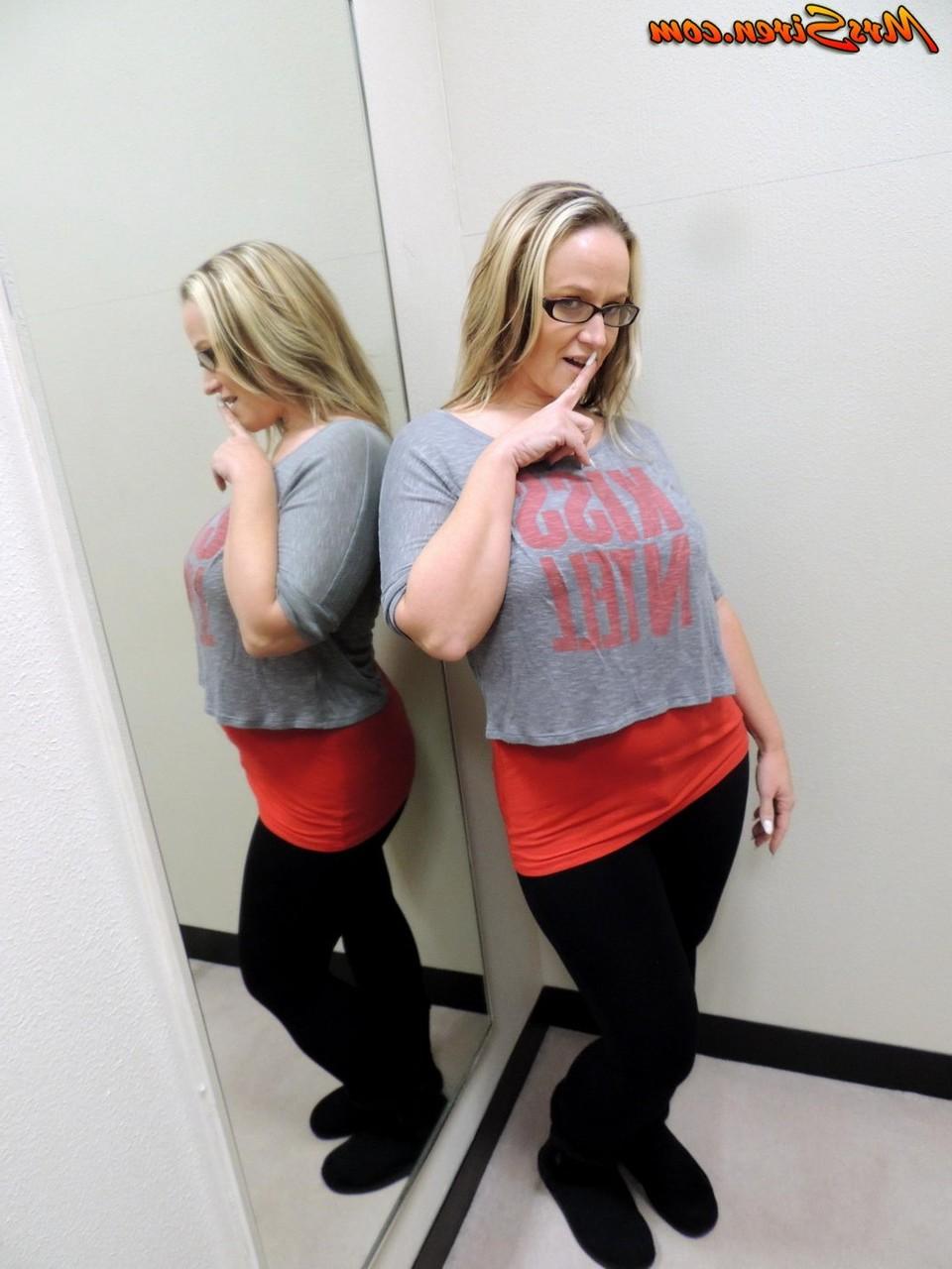 10P A amadora loira suja Dee Siren mostra sua bunda gorda em um espelho