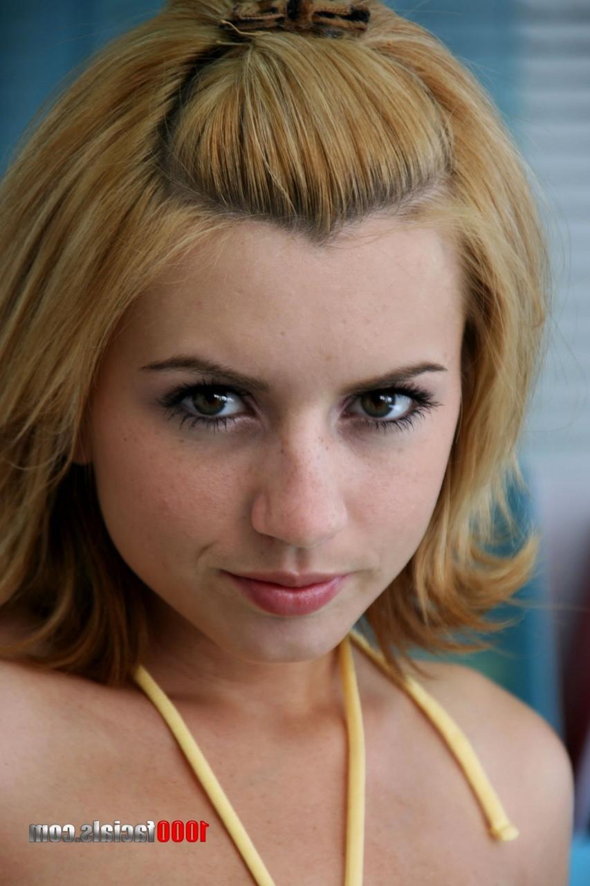 17P A adolescente loira sexy Lexi Belle posando sozinha na cama exibindo seus seios naturais