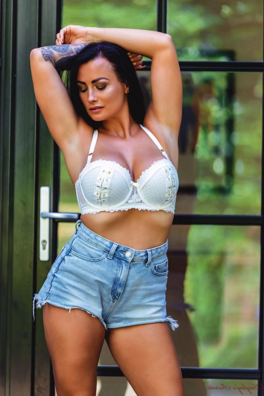 12P Das tätowierte britische Model Kelli Smith entblößt ihren tollen Körper in High Heels vor einer Terrassentür
