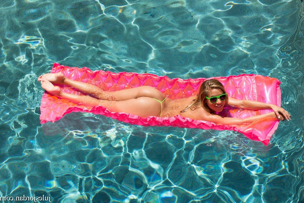 20P La estrella porno aceitada Kennedy Leigh follando y mamando una enorme polla junto a la piscina
