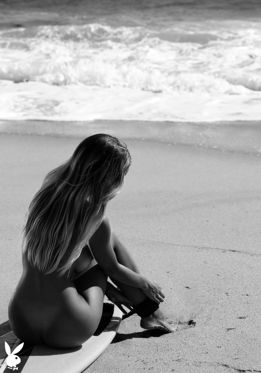20P A glamorosa gata Taylor Brumann mostra seu corpo nu sexy na praia