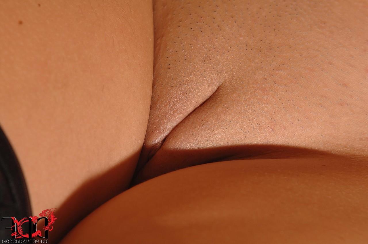 20P A morena sexy Angel Kiss revela seus peitos grandes e sua buceta inchada