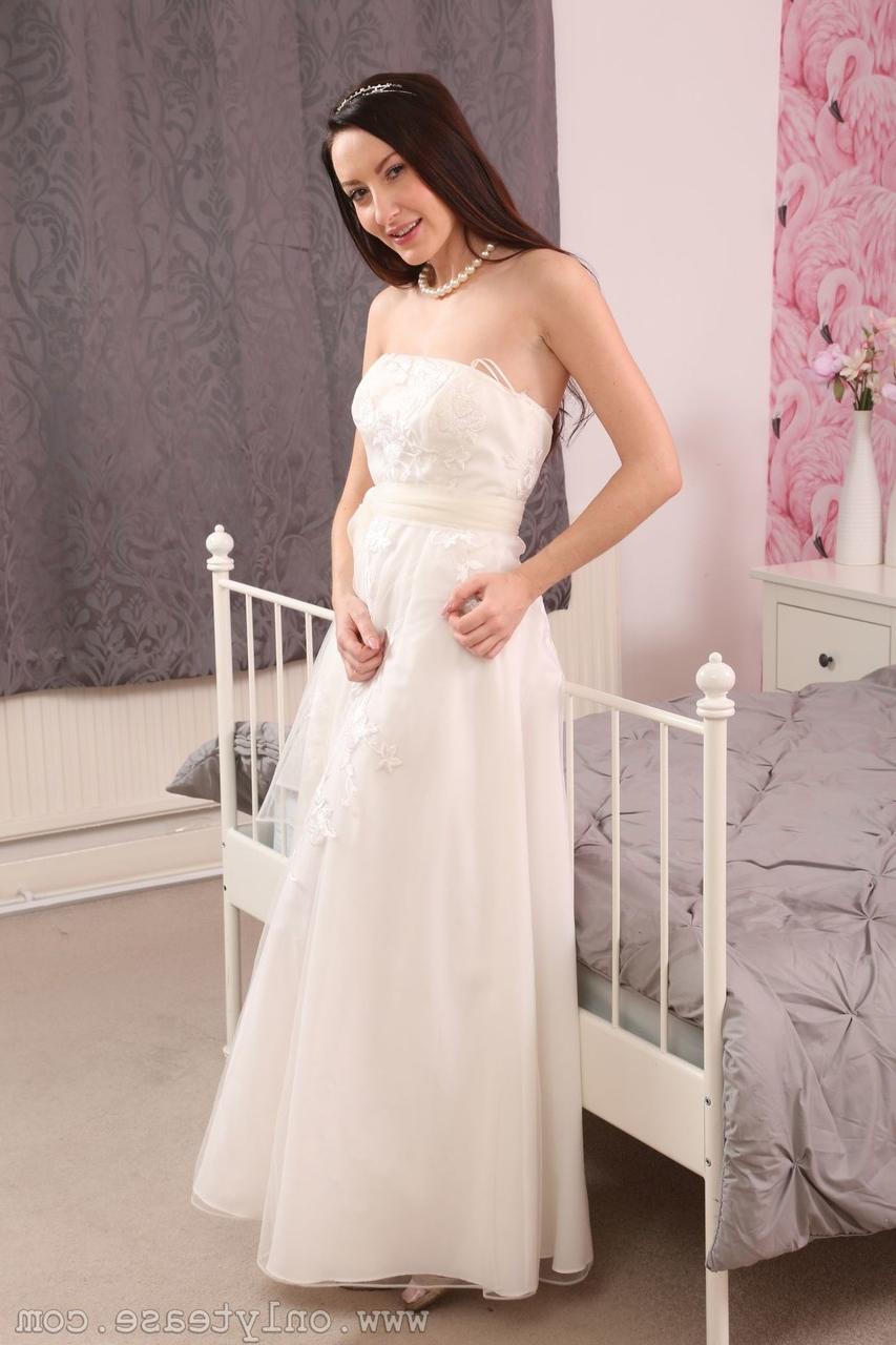 20P Morena perfeita em meias Sophia Smith brinca com os peitos no quarto