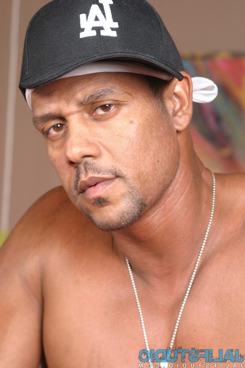 20P O ébano gay quente Aron Ridge revela seu corpo musculoso e seu grande pau preto