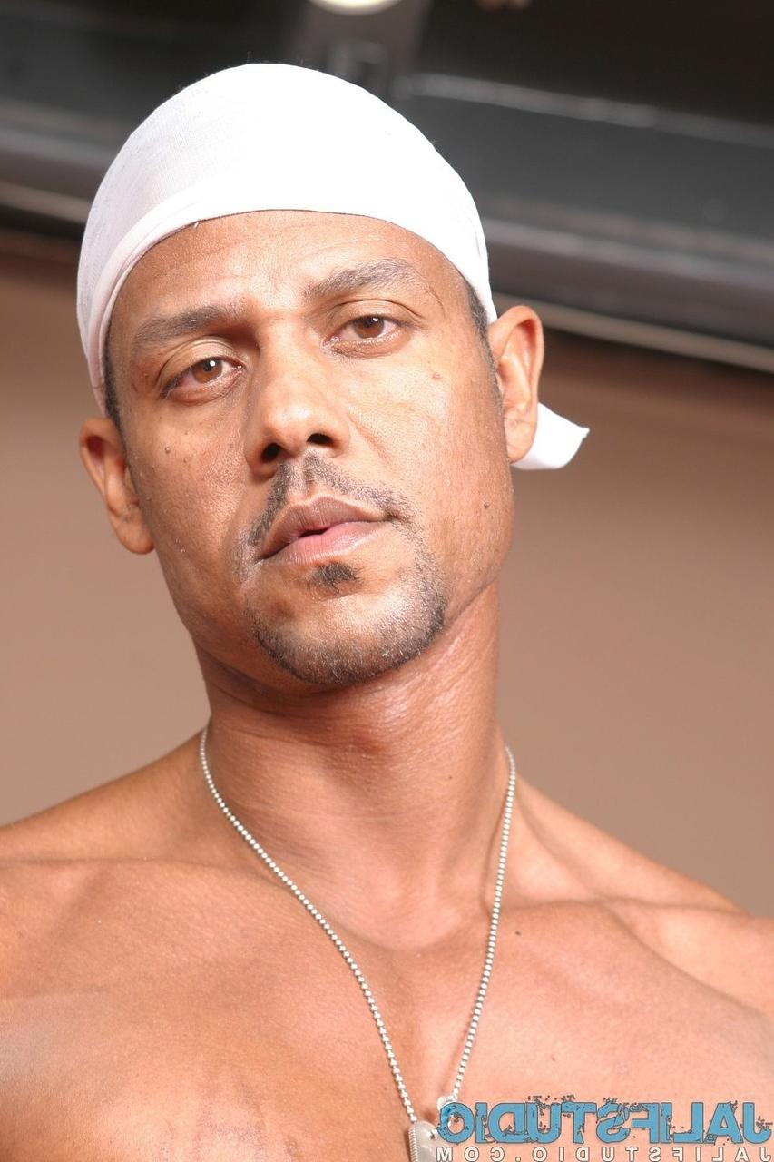 20P O ébano gay quente Aron Ridge revela seu corpo musculoso e seu grande pau preto