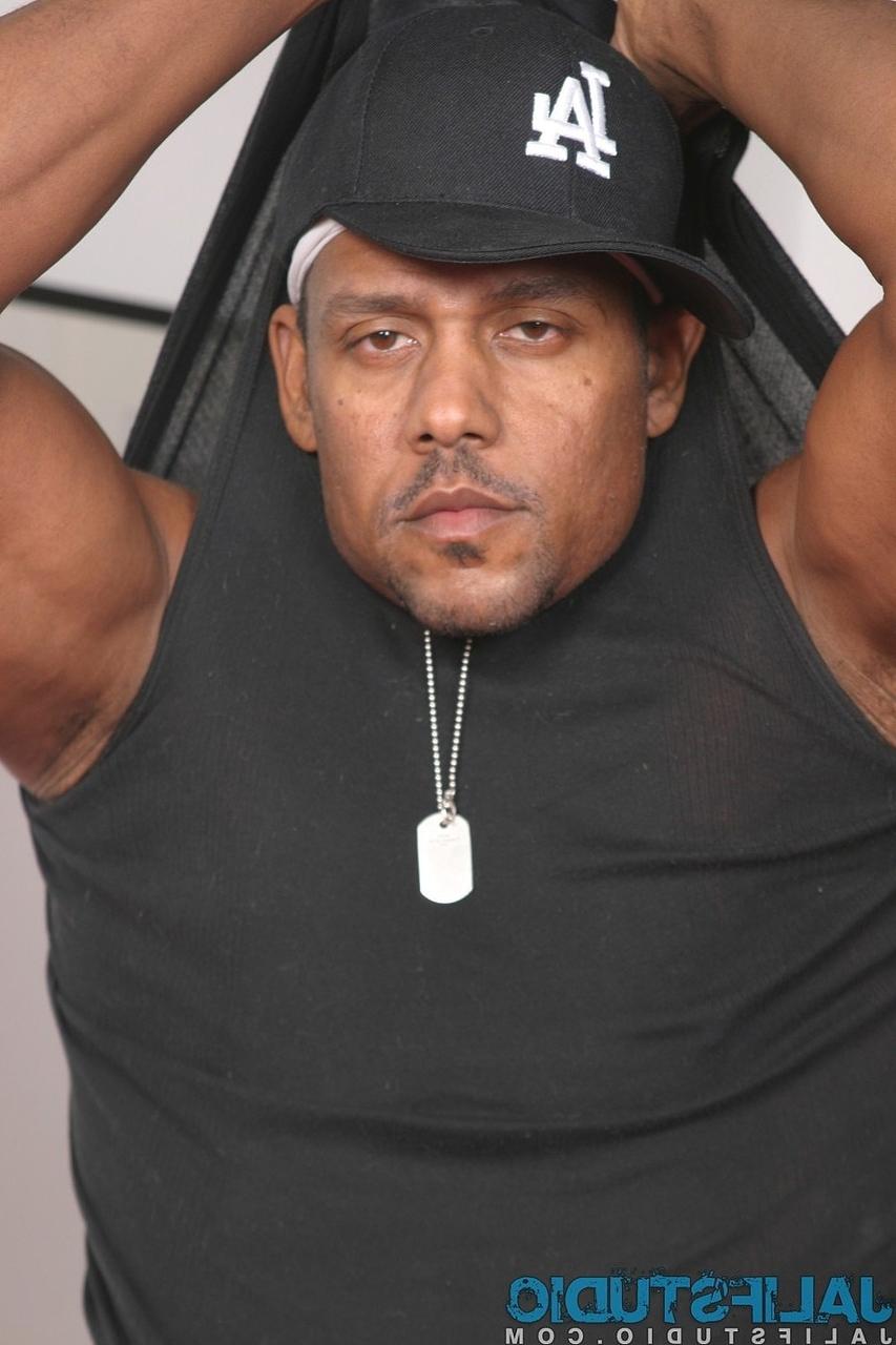 20P O ébano gay quente Aron Ridge revela seu corpo musculoso e seu grande pau preto