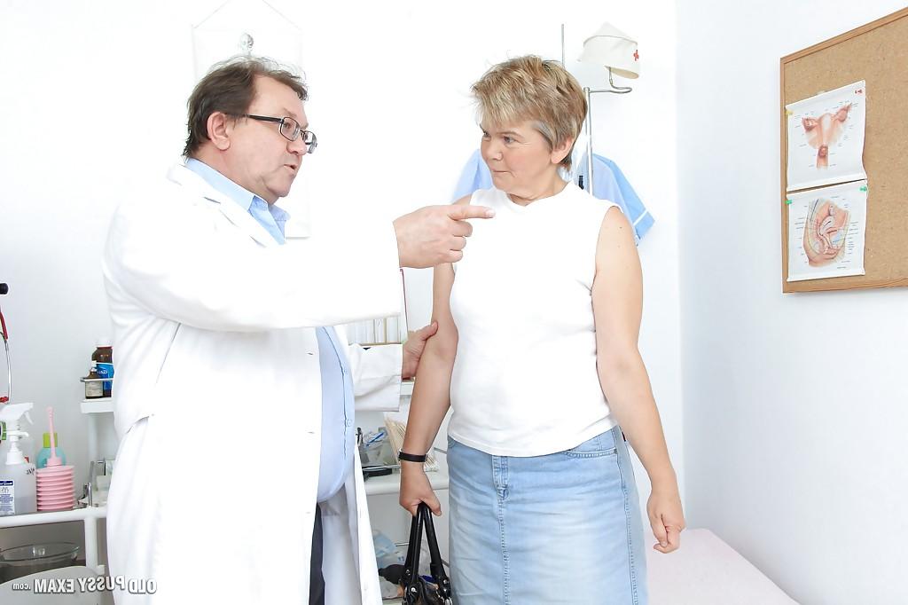 16P Reife Dame steigt auf Gynäkologiestuhl und zeigt ihre abgenutzte Fotze