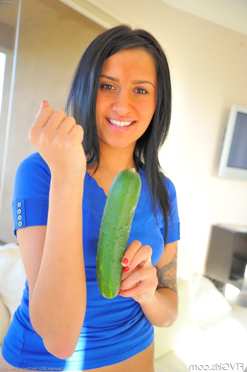 20P A namorada amadora Giselle enfia um pepino enorme em sua boceta apertada em um solo