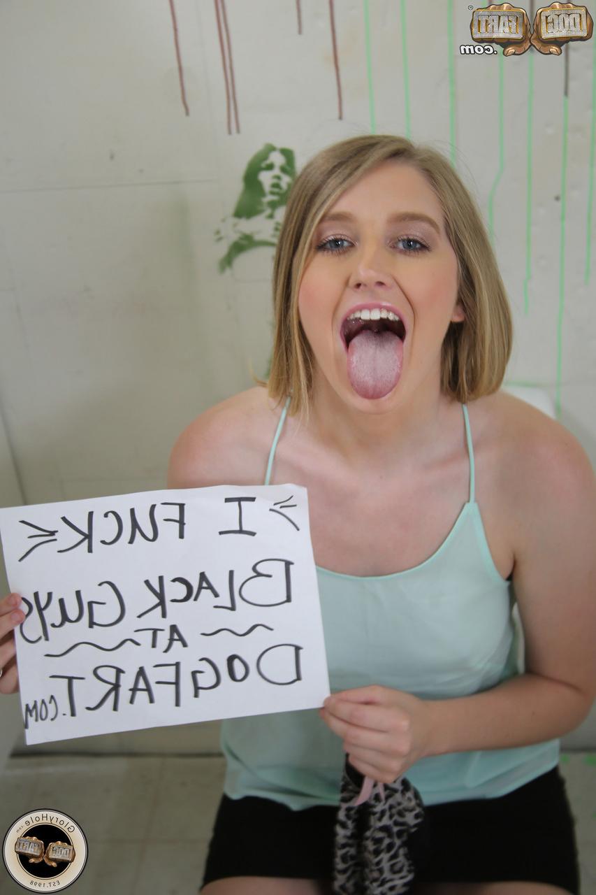 20P Summer Carter, jeune maigre, goûte une bite noire à travers un trou de gloire en téléphonant.