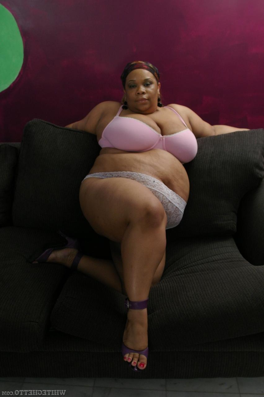 17P Énorme BBW ébène Treasure B léchant ses seins et montrant son énorme cul
