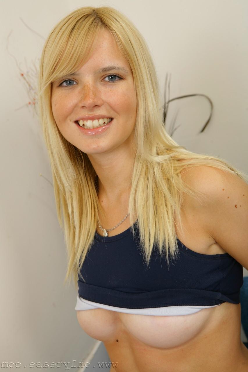 20P Die bezaubernde Blondine Lauren Hurley stellt ihre schönen Brüste und ihren leckeren Arsch zur Schau
