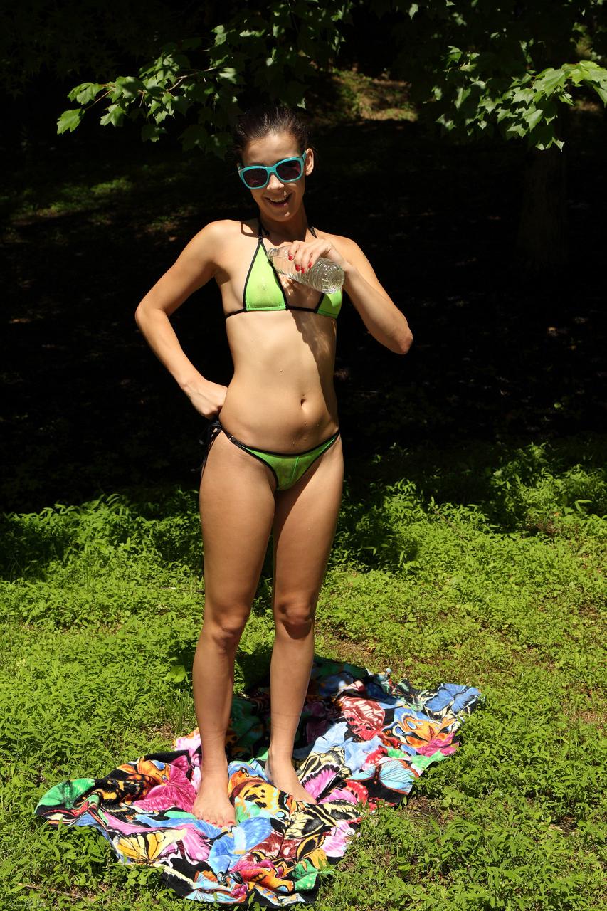 20P La petite amatrice sexy Alaina Kristar se déshabille et écarte sa chatte en plein air.