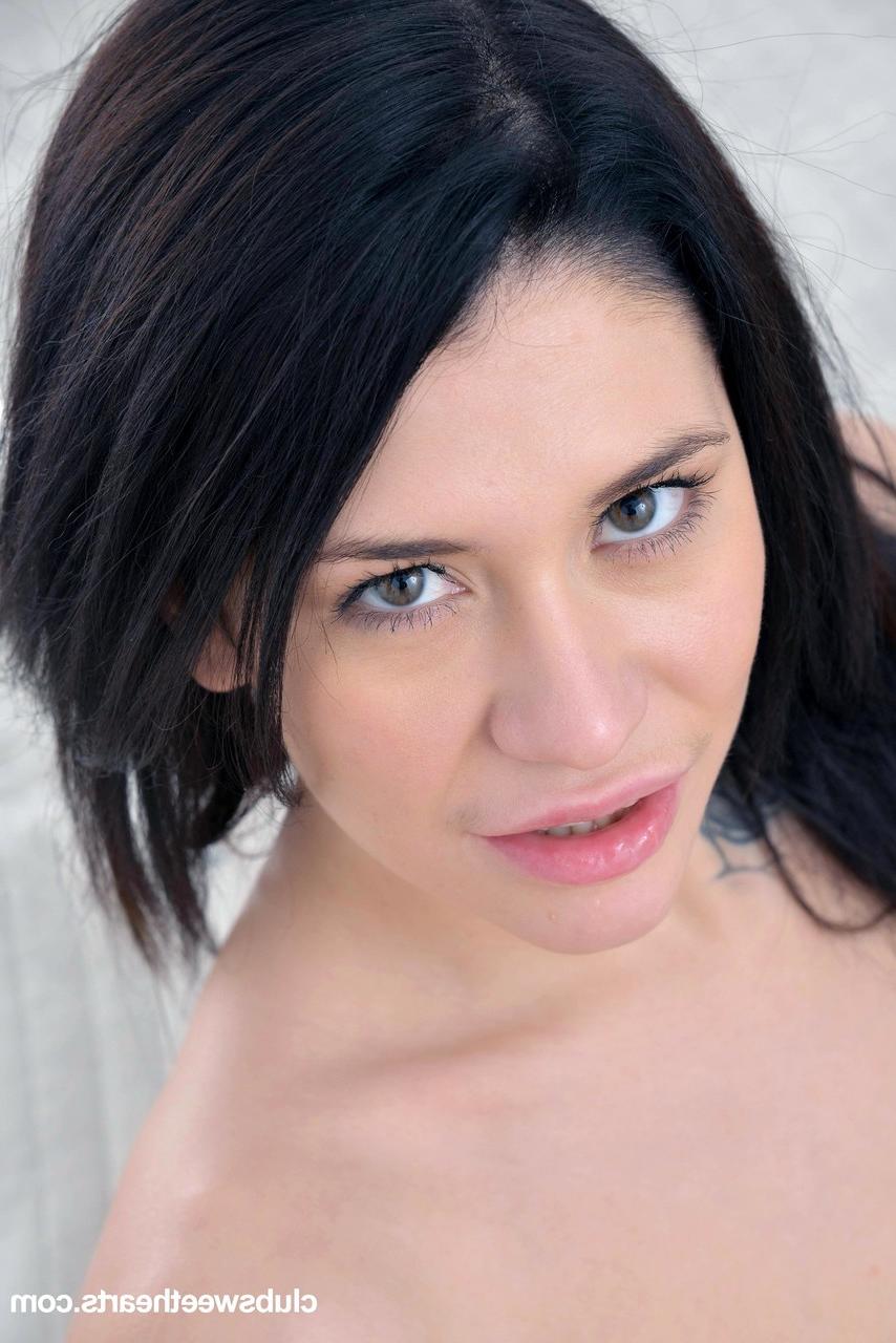 20P A adolescente russa com tinta Erika Bellucci é fodida duas vezes em seu primeiro trio