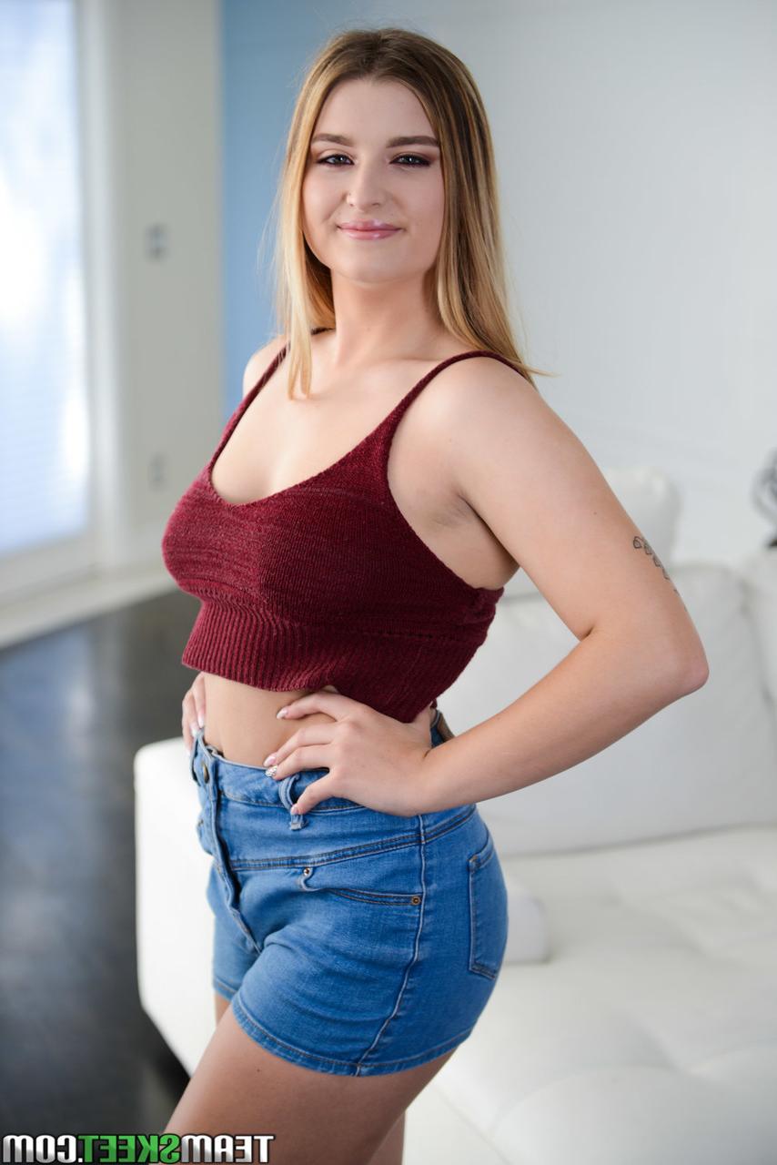 19P A vagabunda amadora Dakota Rain tem seios naturais cobertos de suco de homem depois de cowgirl