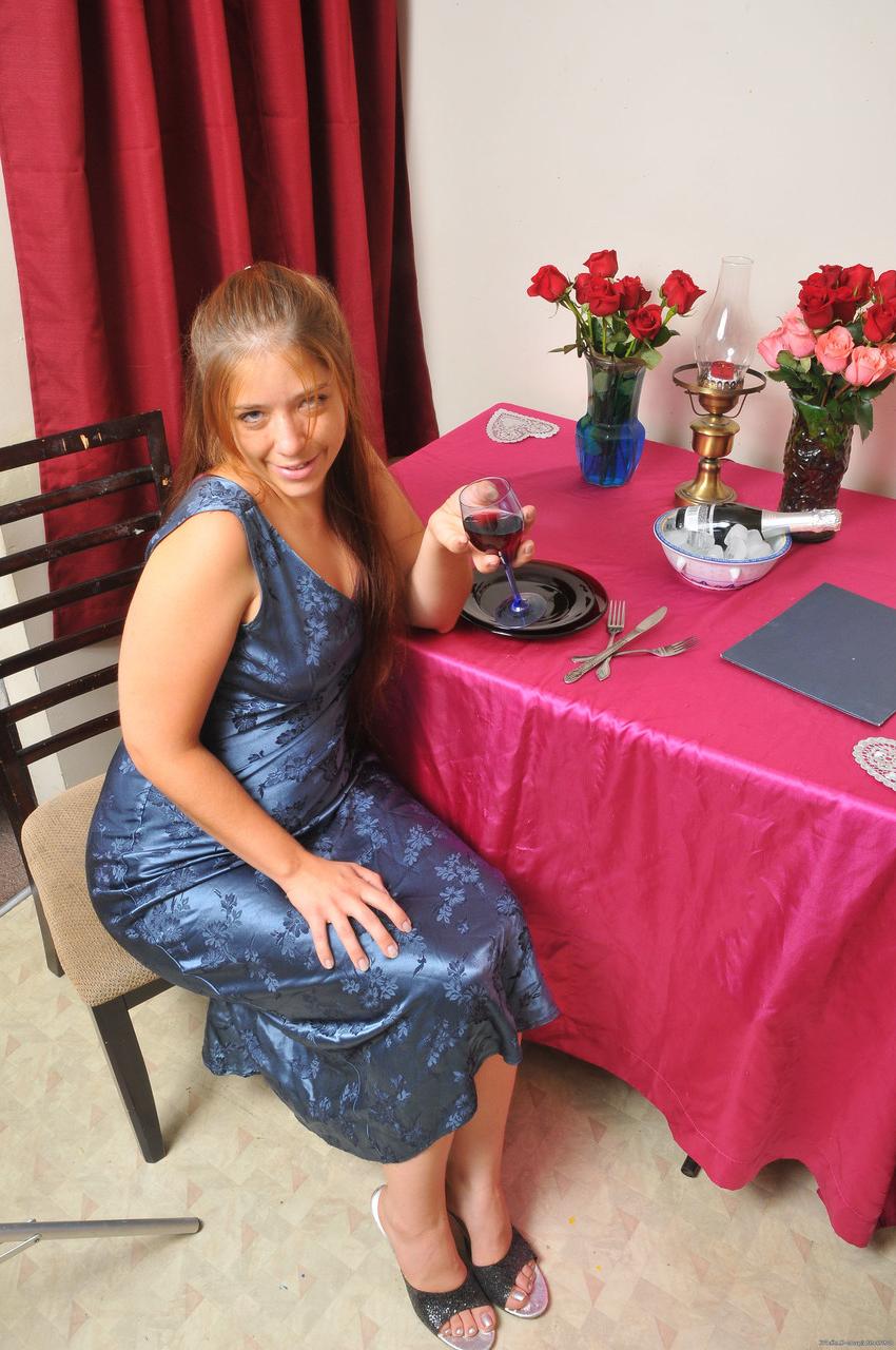 20P Das sexy Babe Sardahna enthüllt in einem Solo ihren großen Hintern und ihren pelzigen Schritt
