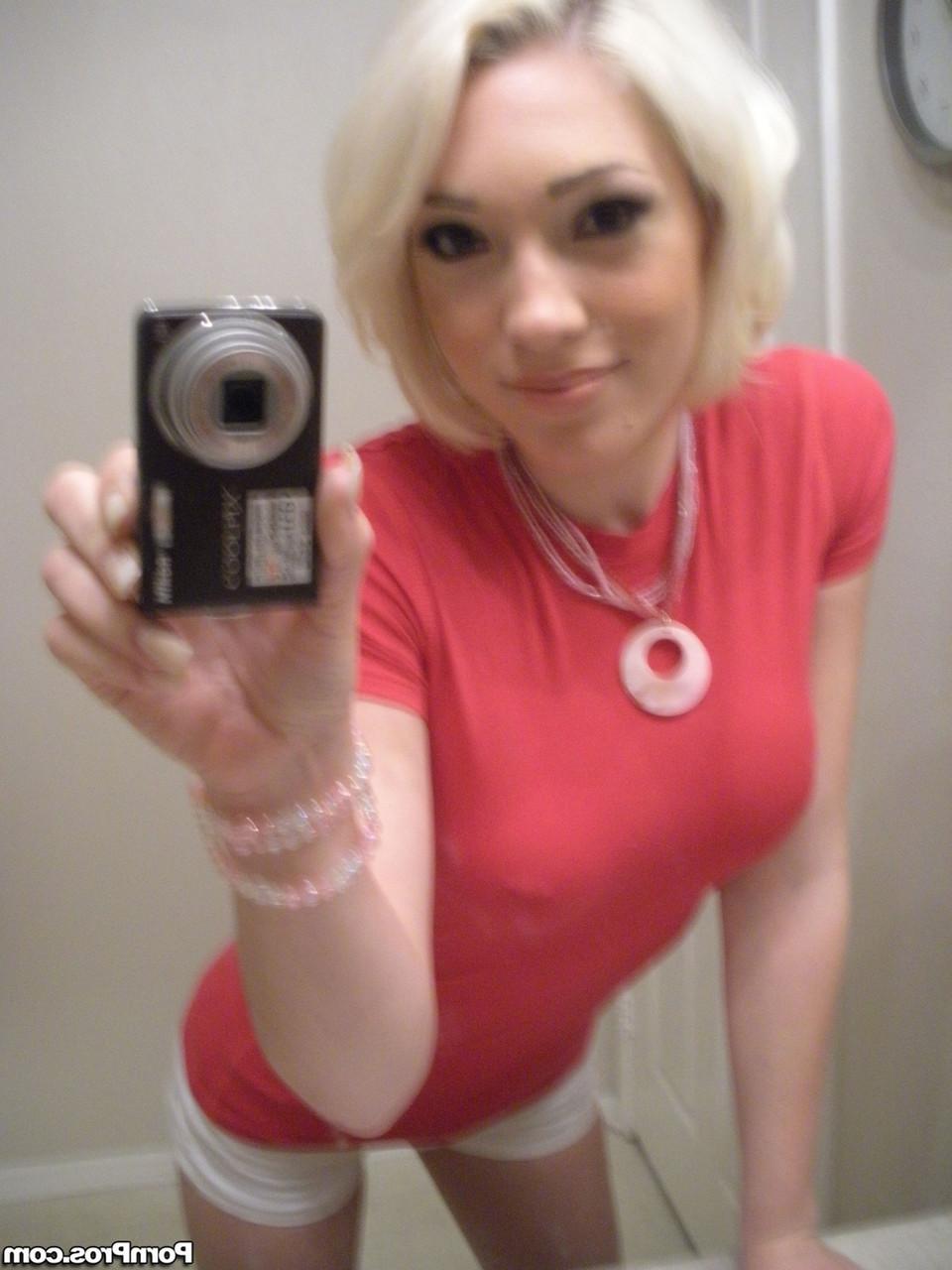 17P La superbe blonde américaine Lily Labeau prend des selfies de ses seins naturels moyens.