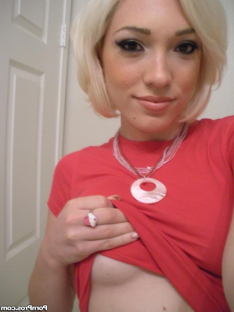 17P La superbe blonde américaine Lily Labeau prend des selfies de ses seins naturels moyens.