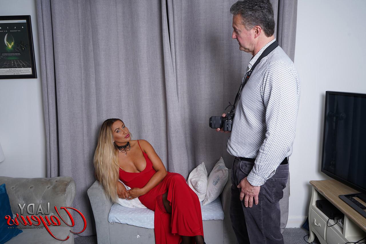 17P La chaude blonde Jessy Ruth expose ses sous-vêtements pendant qu'un homme se branle.