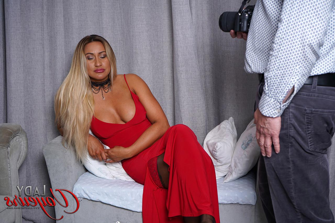 17P La chaude blonde Jessy Ruth expose ses sous-vêtements pendant qu'un homme se branle.