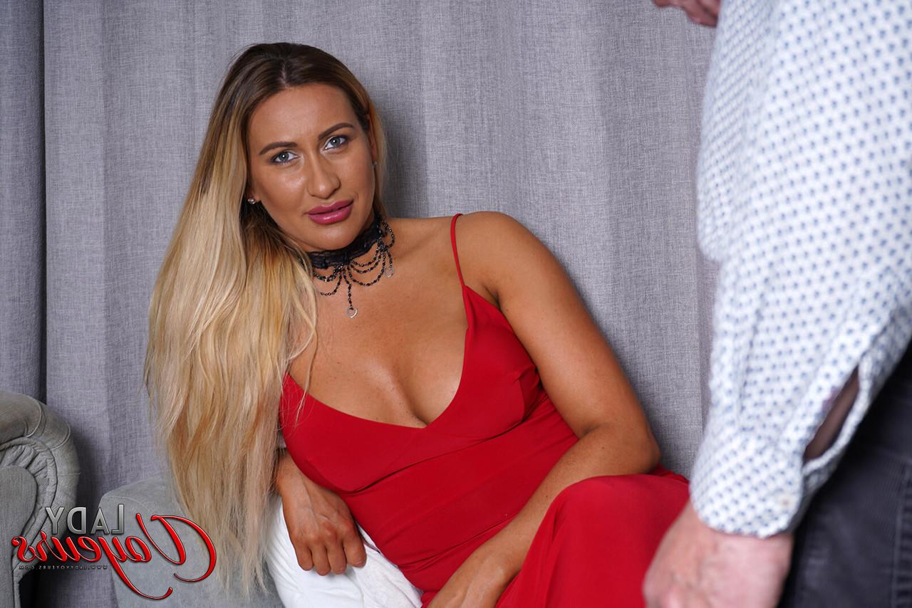 17P La chaude blonde Jessy Ruth expose ses sous-vêtements pendant qu'un homme se branle.
