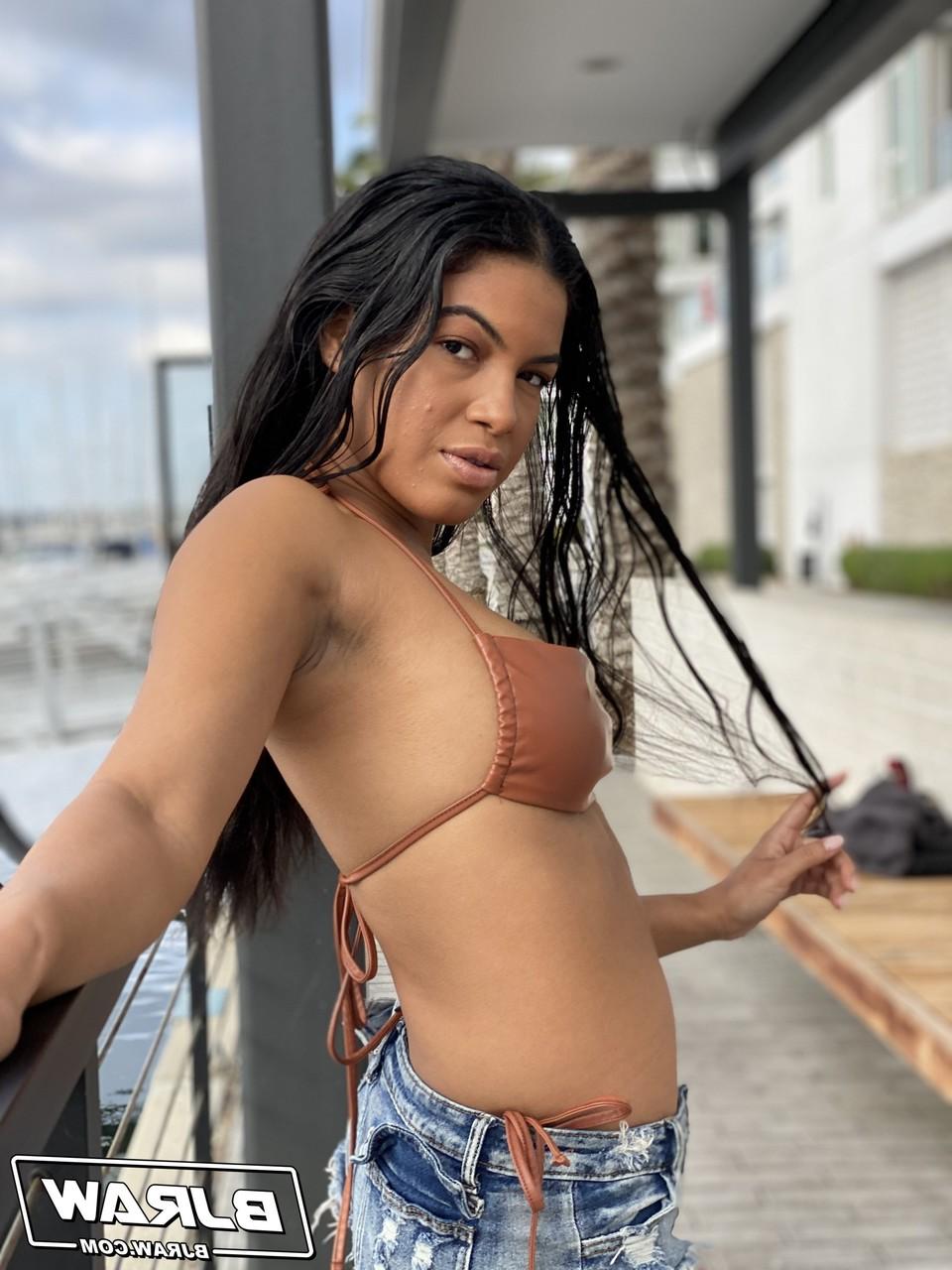 20P La Latina bien roulée Maya Farrell dévoile son corps et se fait facialiser après une branlette espagnole.