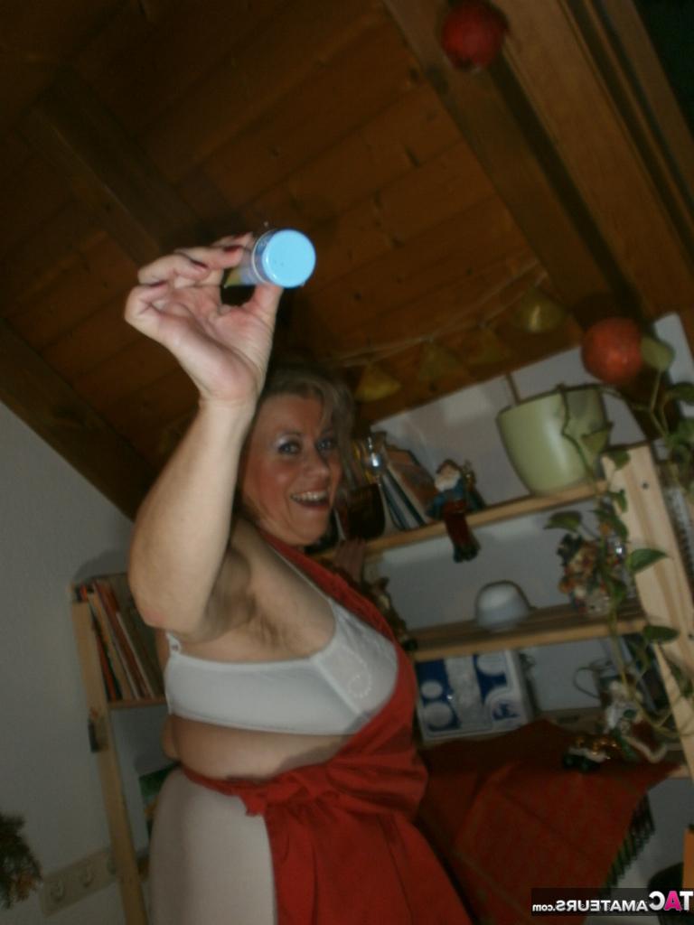 20P Oma Caro, une excitée, fait plaisir à sa chatte avec une cuillère en bois et un concombre.