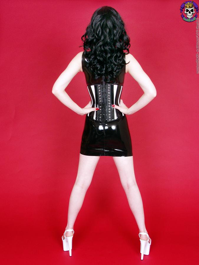18P La chaude brune Isobel Marion perd ses gros seins grâce à des vêtements en latex.