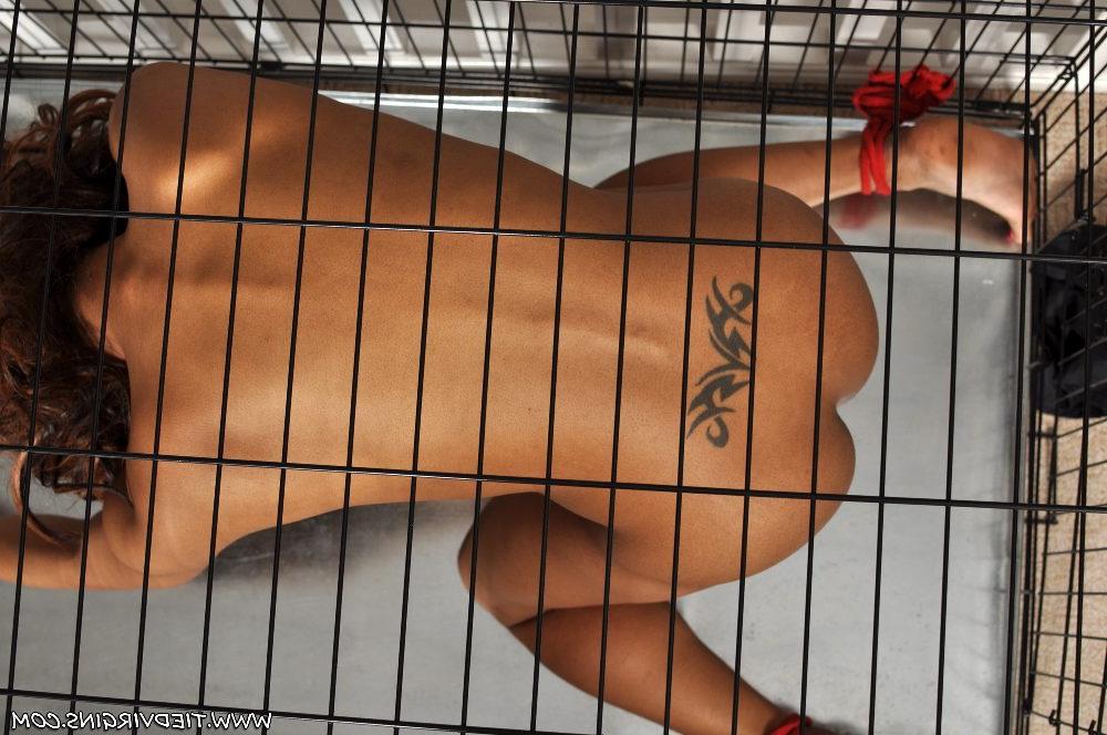 12P Garota negra com carimbo de vagabundo Kiki Mina é mantida trancada em uma gaiola de cachorro