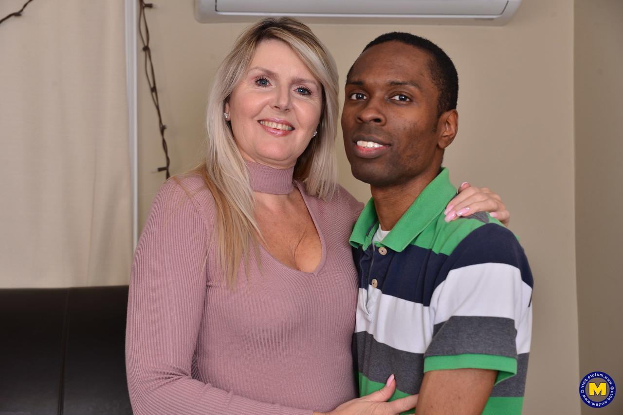 16P A mãe excitada Velvet Skye dá a um jovem negro uma ótima lição