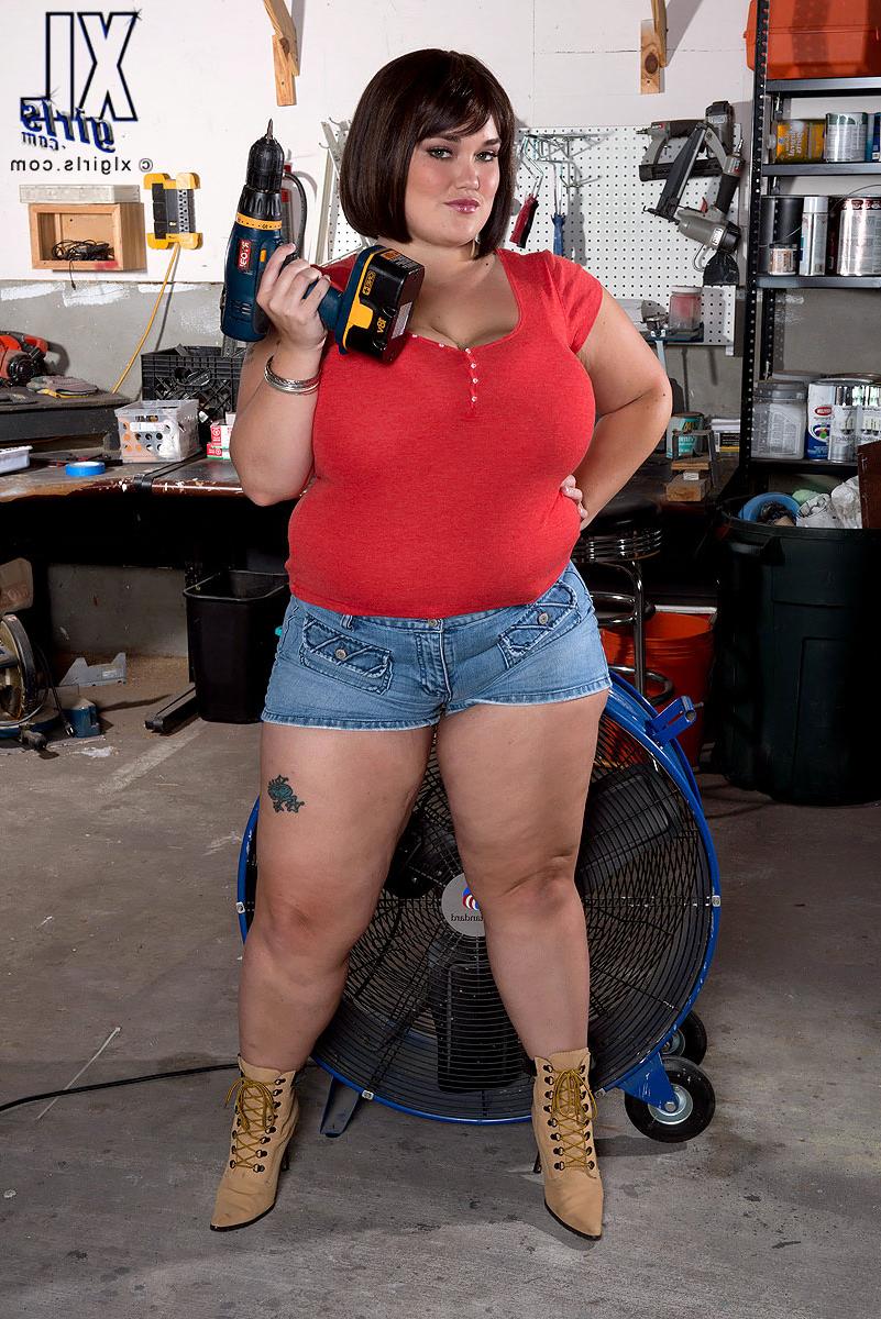 15P BBW Lisa Canon saca sus enormes pechos en la tienda de herramientas de su hombre