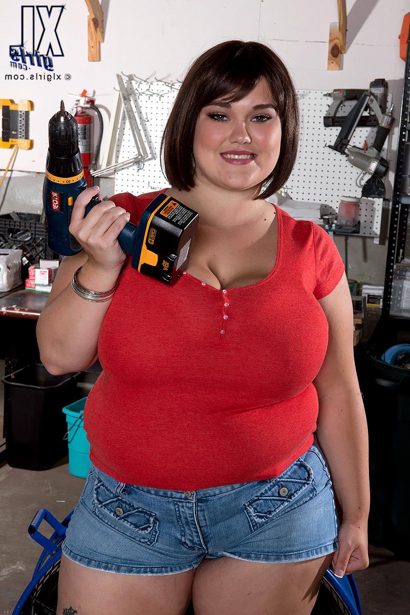 15P BBW Lisa Canon saca sus enormes pechos en la tienda de herramientas de su hombre