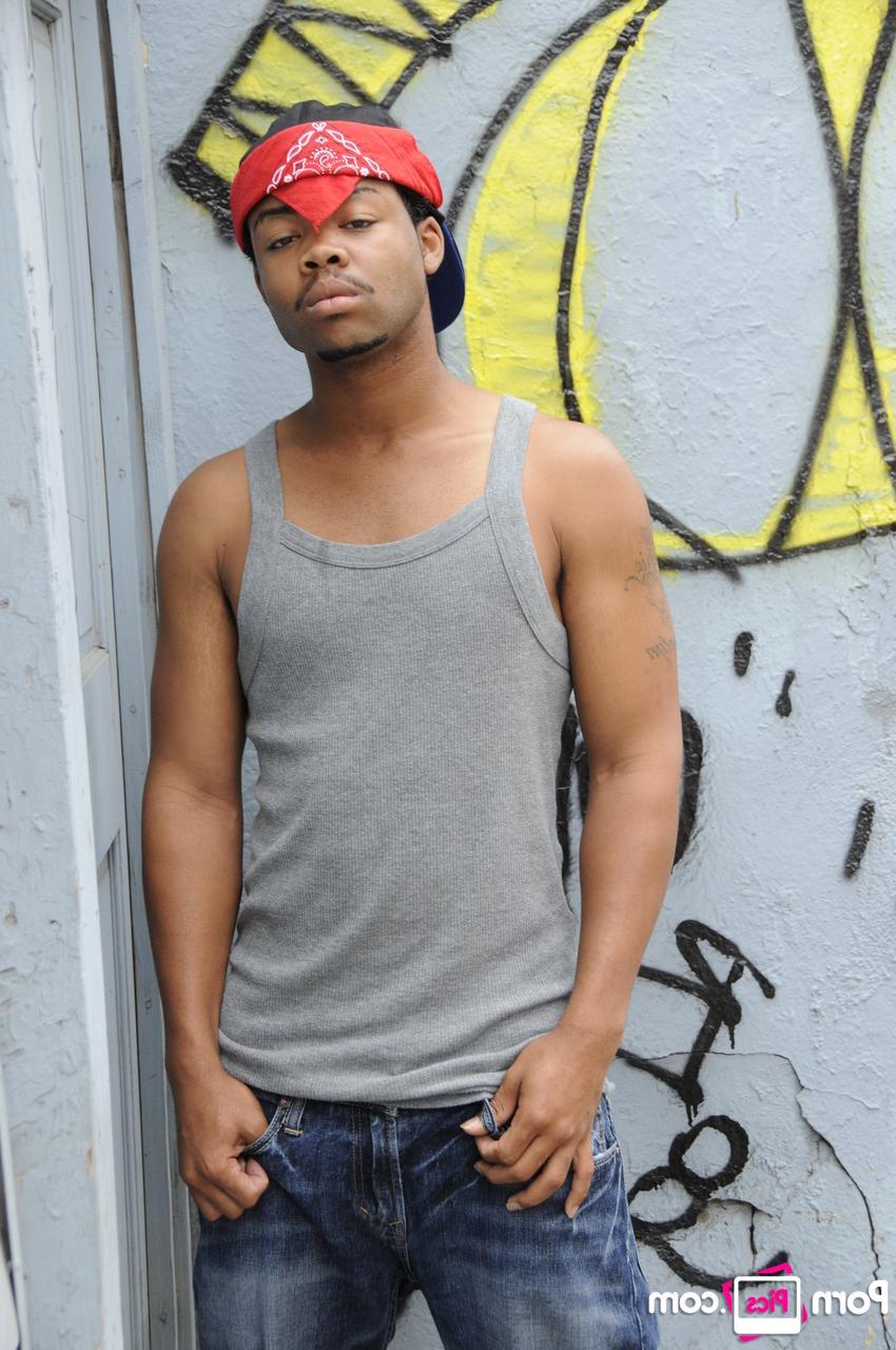 20P O gay negro Toz e seu melhor amigo se despem e mostram seus paus enormes