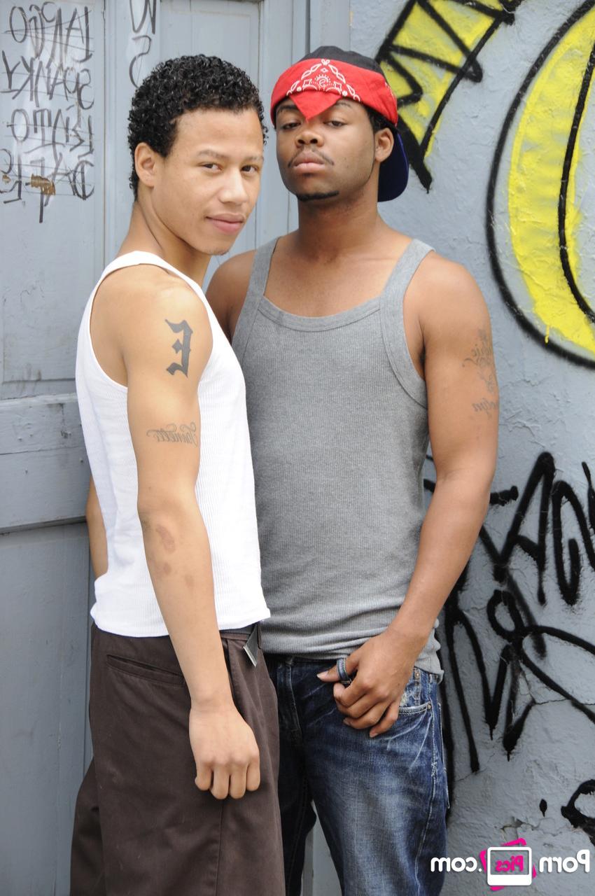 20P O gay negro Toz e seu melhor amigo se despem e mostram seus paus enormes